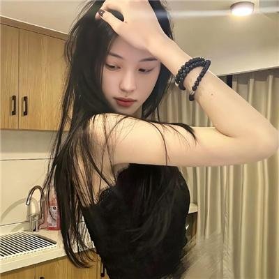 给小酒馆女子喝高杯酒